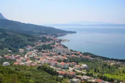 Tučepi-leiligheter - utsikt over kystbyen og grøntområder ved sjøen