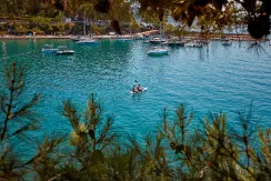 Studio apartments Makarska Riviera – view of turquoise waters and boats