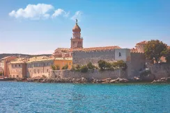 Apartments Makarska Riviera by the sea – view of the cost with the stone fortress