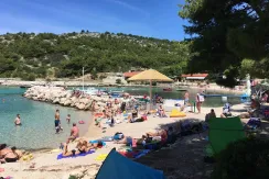 Pláž Čigrađa - detailní pohled