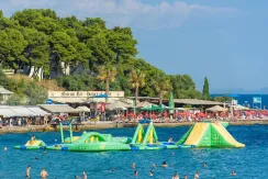 Plaža Bačvice - pogled na plažo iz bližine