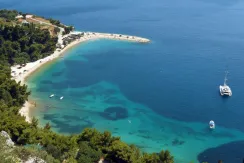 Plaža Kašjuni - pogled iz zraka na plažo