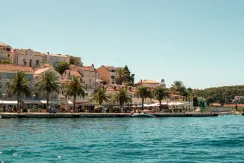 Hvar apartmaji - pogled na obalo iz bližine