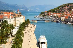 Trogir apartmaji - pogled iz zraka na rivo