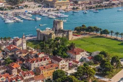 Levné apartmány Trogir - letecký pohled na věž Kamerlengo