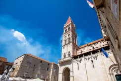 Nejlepší památky a místa k relaxaci - pohled na katedrálu svatého Vavřince