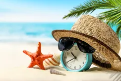 Last minute apartmány na Visu - letní atmosféra na pláži