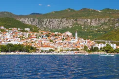 Jeftini apartmani Crikvenica - plaža s kućama u blizini