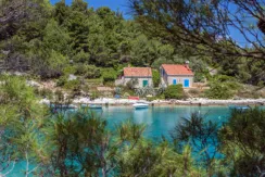 Beachfront apartments in Mali Lošinj - view of the peaceful coast and houses by the sea