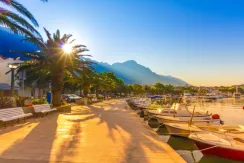 Apartmány Makarska s výhledem na nábřeží při západu slunce, vhodné pro domácí mazlíčky