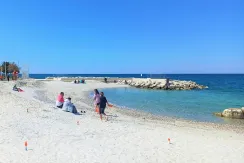 Luna Beach - view of the beach with happy people