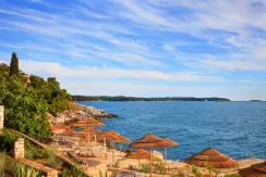 Beachfront apartments in Poreč - view of a quiet bay under the sun