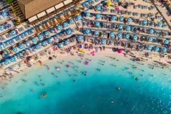 Plaža Poli Mora - pogled na plažo od zgoraj