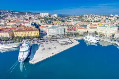 Rijeka apartmaji - pogled z zraka na obalo