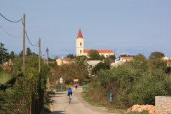 Ugljan - pogled na grad iz ulice