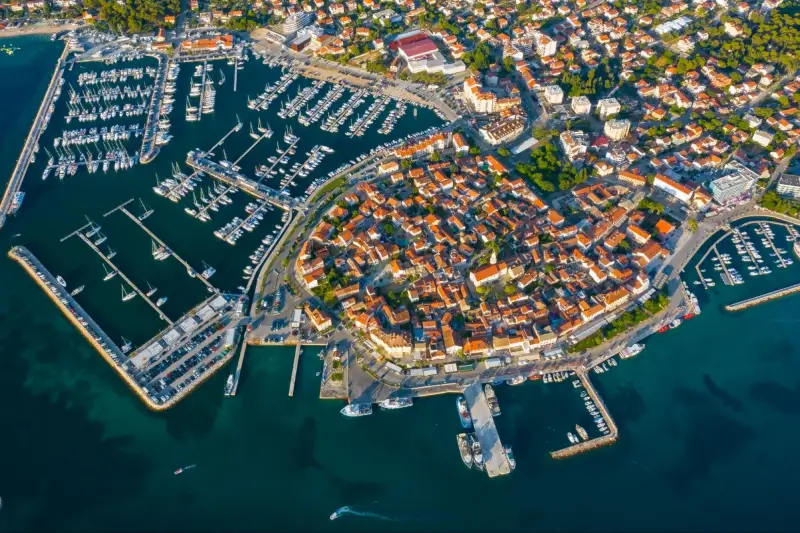 Lägenheter i Biograd na Moru och flygfoto över staden och småbåtshamnen