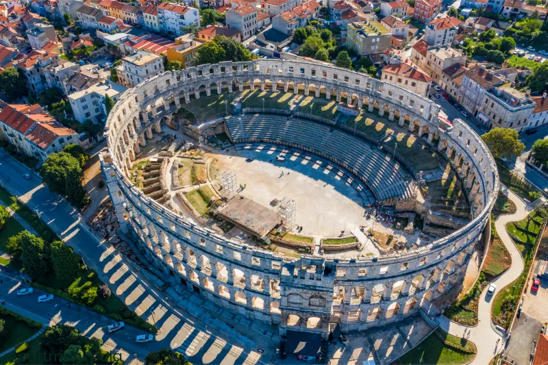 Appartements Pula – amphithéâtre romain au cœur de Pula, entouré du centre historique et de verdure.