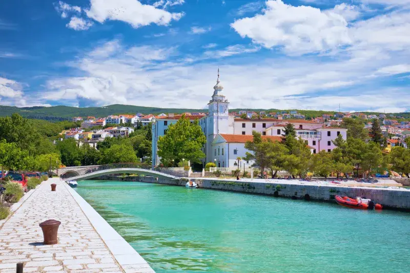 Leiligheter i Crikvenica – med utsikt over marinaen og kirken til den hellige Antonius av Padova