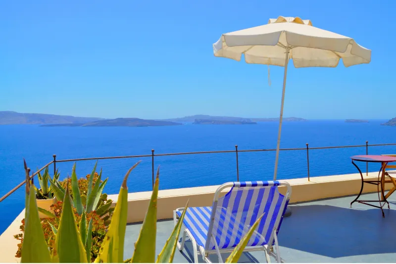 Alloggio First Minute - Terrazza con sdraio e ombrellone con vista panoramica sul mare blu e sull'arcipelago