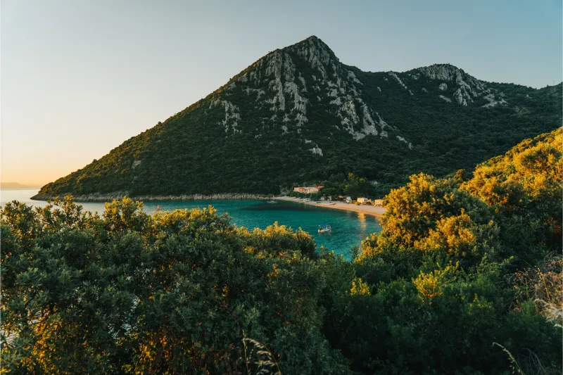 Appartamenti Pelješac: vista panoramica su Orebić e sul canale verso Korčula, spiagge di ciottoli, pinete e mare turchese nelle giornate di sole.